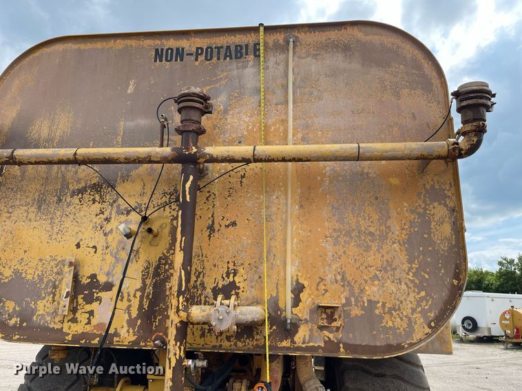 image for item LS9332 2000 Caterpillar D300E Series II  water wagon