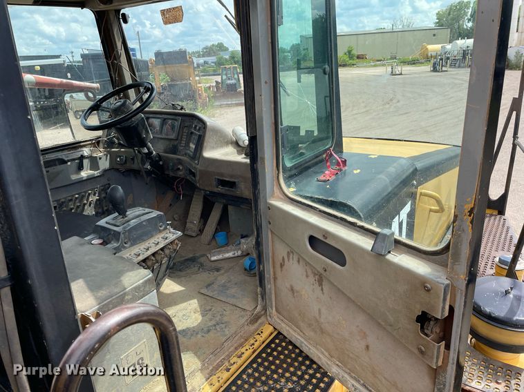 image for item LS9332 2000 Caterpillar D300E Series II  water wagon