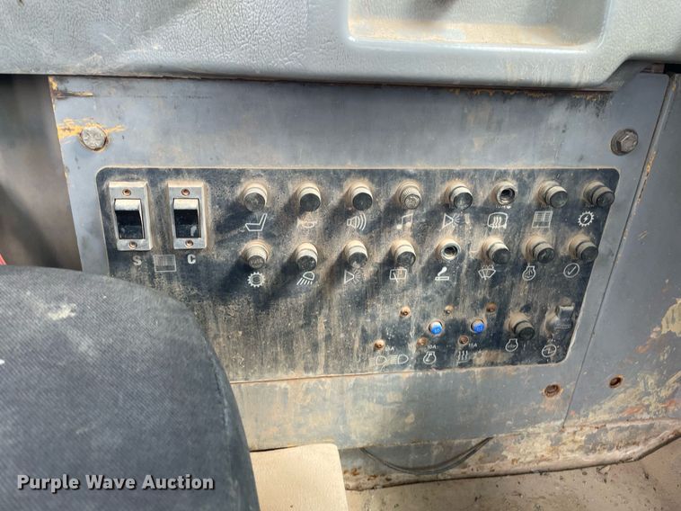 image for item LS9332 2000 Caterpillar D300E Series II  water wagon