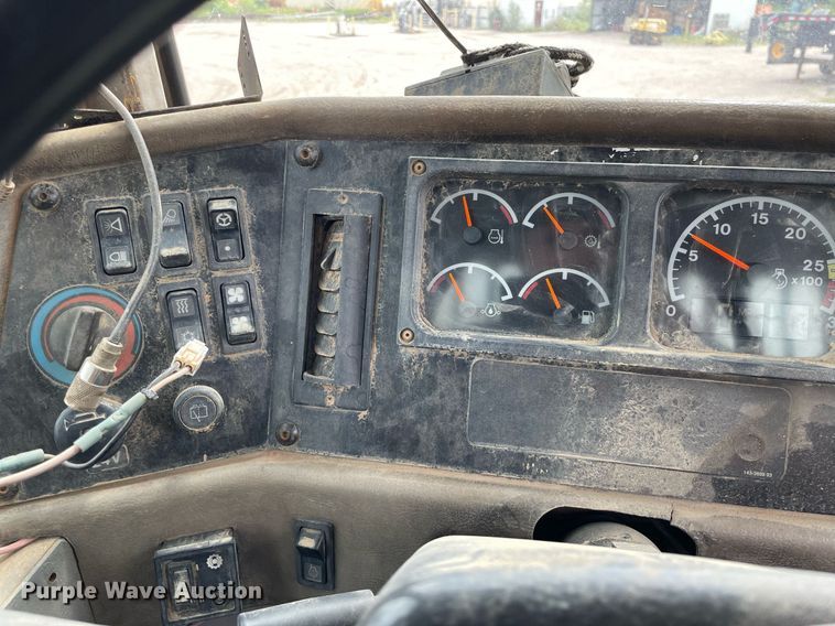 image for item LS9332 2000 Caterpillar D300E Series II  water wagon