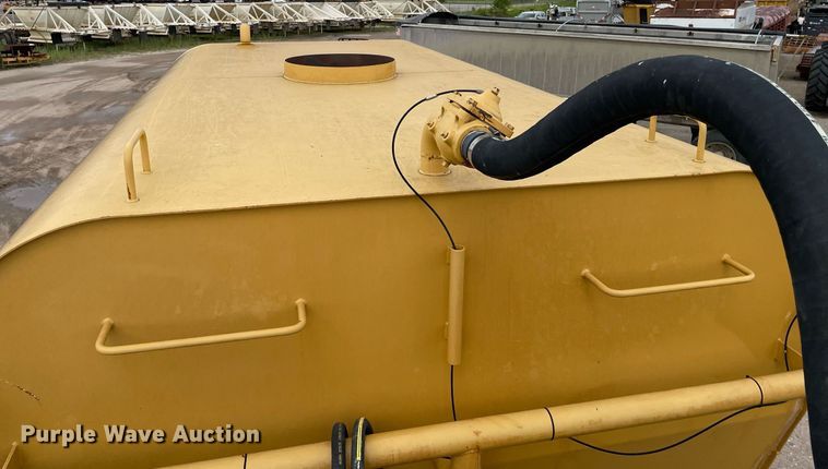 image for item LS9332 2000 Caterpillar D300E Series II  water wagon