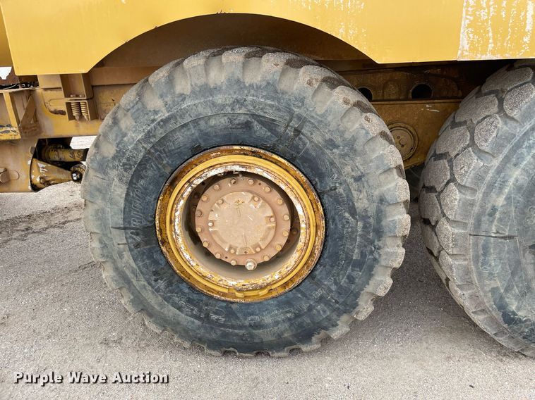 image for item LS9332 2000 Caterpillar D300E Series II  water wagon