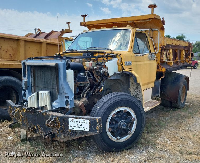 image for item LS9574 1988 Ford F800  dump truck