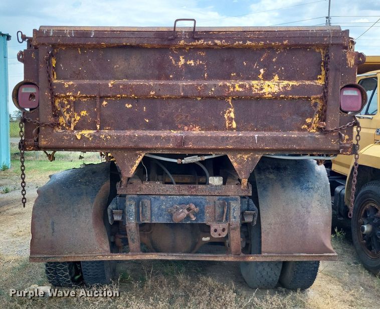 image for item LS9574 1988 Ford F800  dump truck