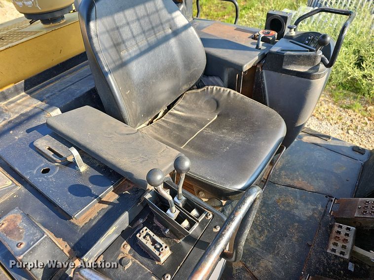 image for item LW9734 2004 Caterpillar 953C  track loader