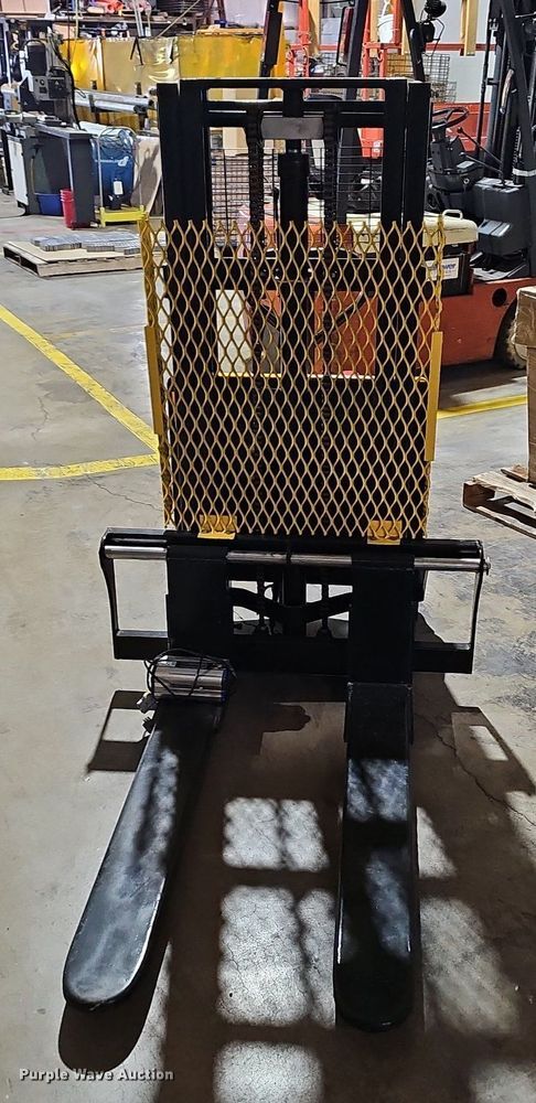 image for item LW9746 Electric pallet jack