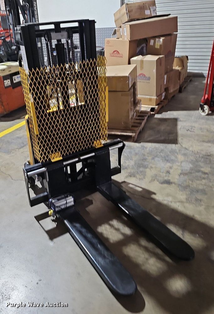 image for item LW9746 Electric pallet jack