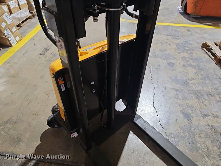 image for item LW9746 Electric pallet jack