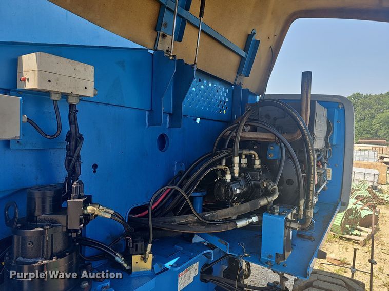 image for item LW9751 2005 Genie S65  boom lift