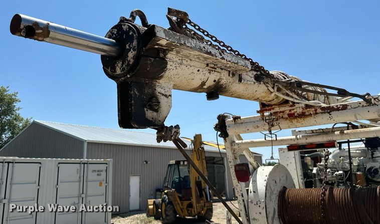 image for item MB9575 2005 Freightliner Business Class M2  drilling rig truck