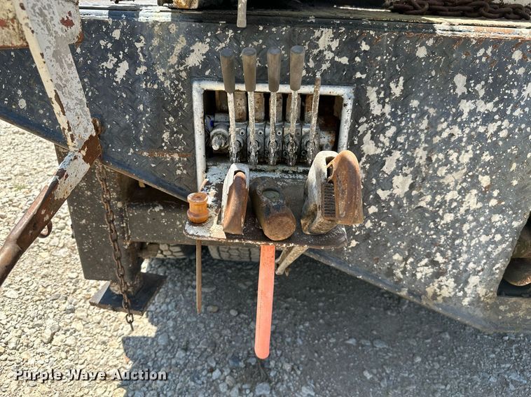 image for item MB9575 2005 Freightliner Business Class M2  drilling rig truck