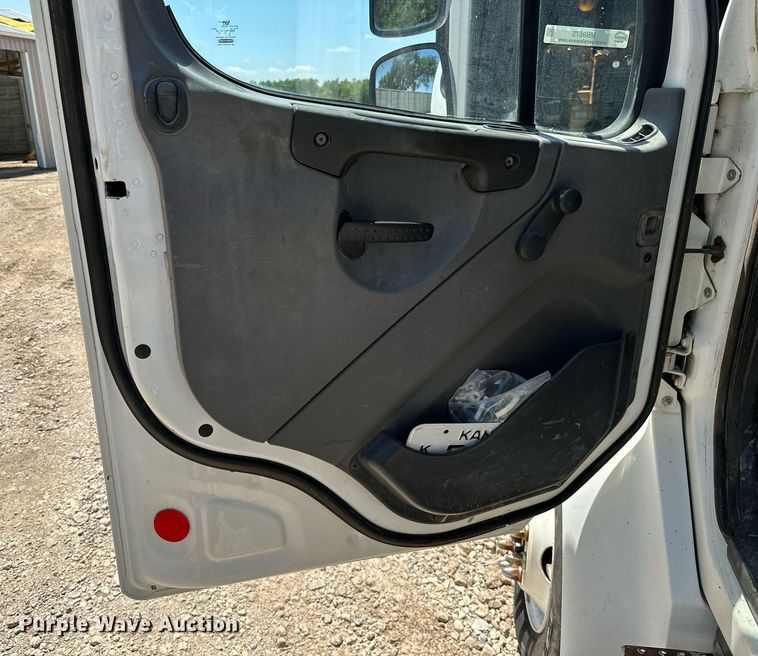 image for item MB9575 2005 Freightliner Business Class M2  drilling rig truck