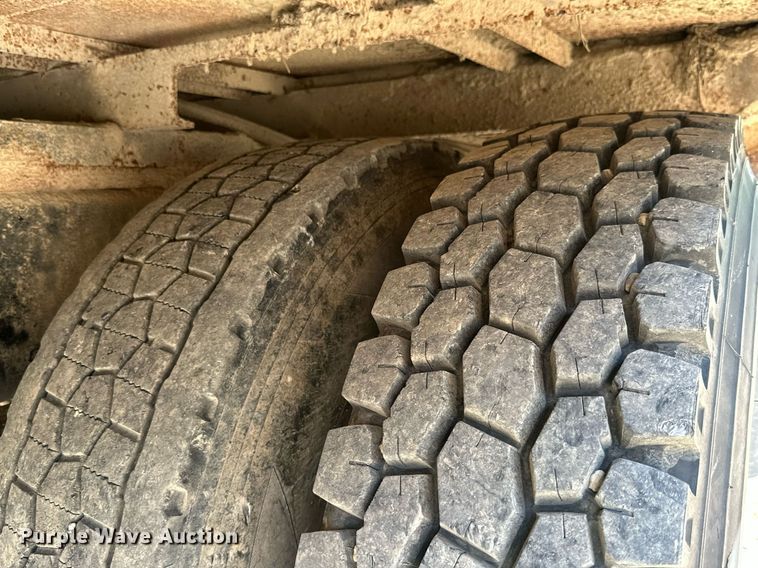 image for item MB9575 2005 Freightliner Business Class M2  drilling rig truck