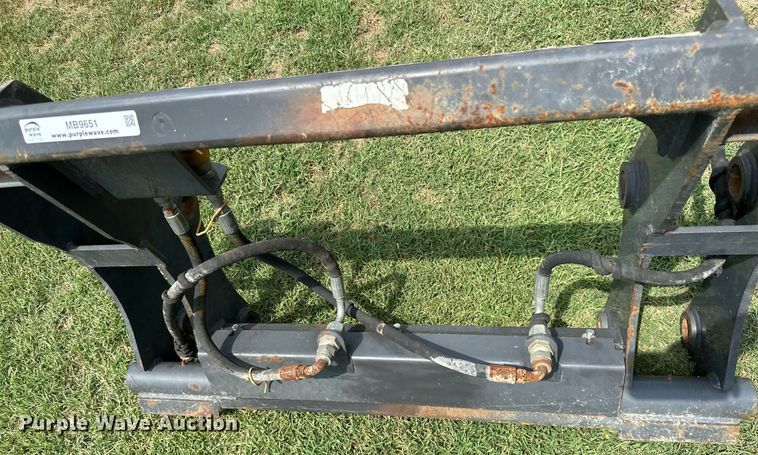 image for item MB9651 2006 Paladin 87365241  quick coupler