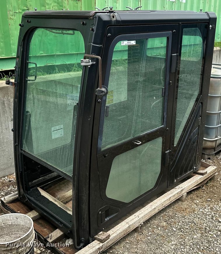 image for item MB9663 Caterpillar  enclosed cab