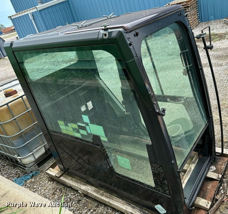 image for item MB9663 Caterpillar  enclosed cab