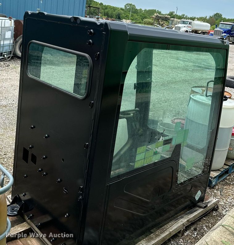 image for item MB9663 Caterpillar  enclosed cab