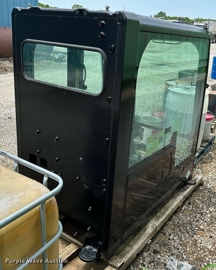 image for item MB9663 Caterpillar  enclosed cab