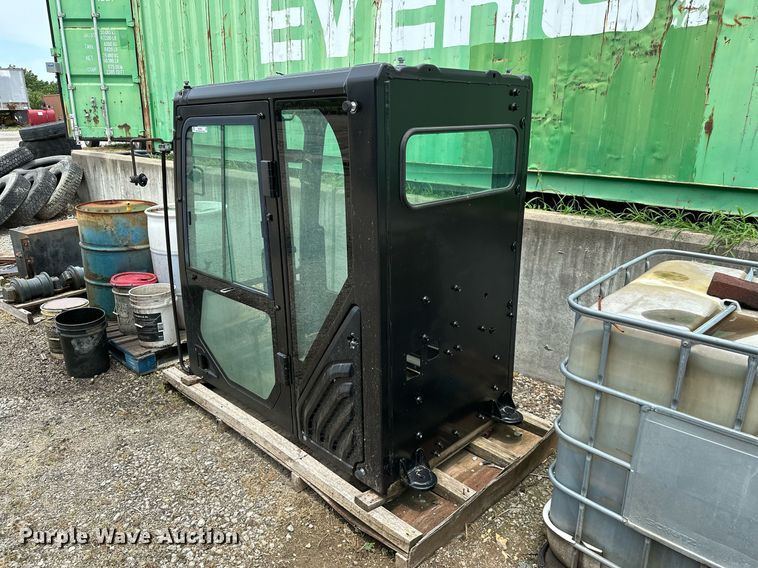 image for item MB9663 Caterpillar  enclosed cab