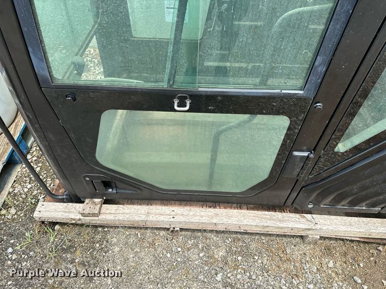 image for item MB9663 Caterpillar  enclosed cab