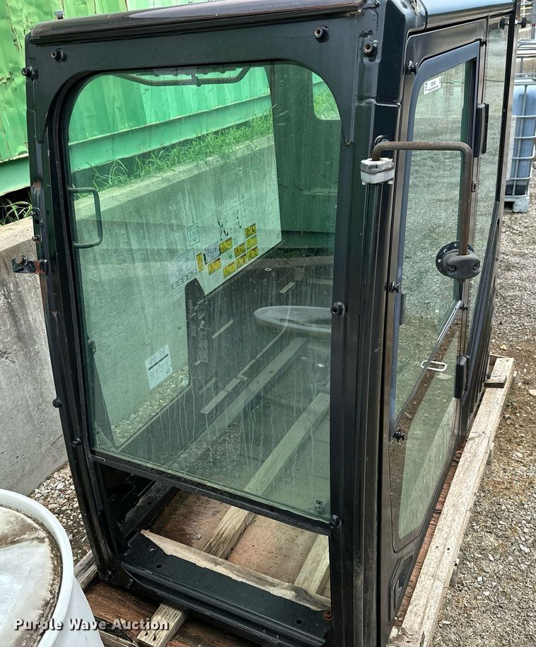 image for item MB9663 Caterpillar  enclosed cab