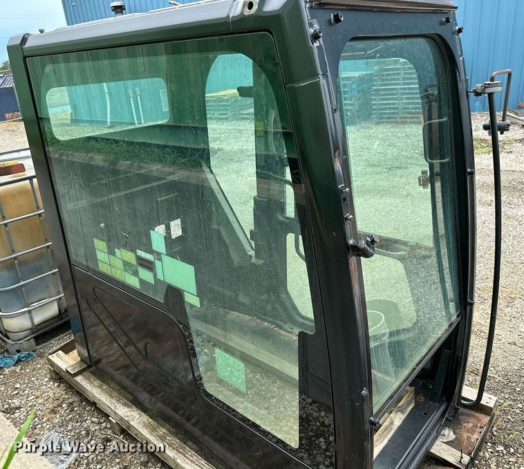 image for item MB9663 Caterpillar  enclosed cab