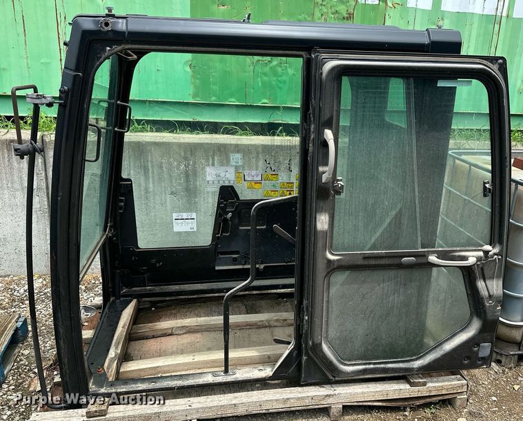 image for item MB9663 Caterpillar  enclosed cab