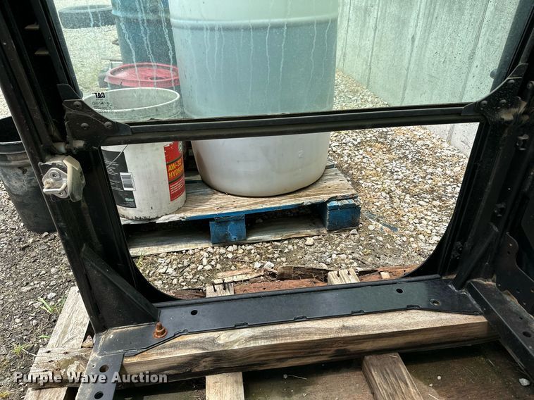 image for item MB9663 Caterpillar  enclosed cab