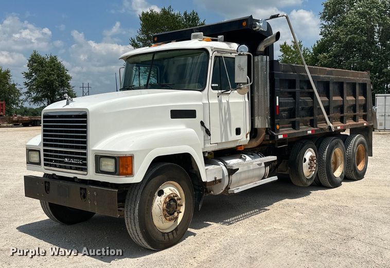 image for item MB9674 2001 Mack CH613  dump truck