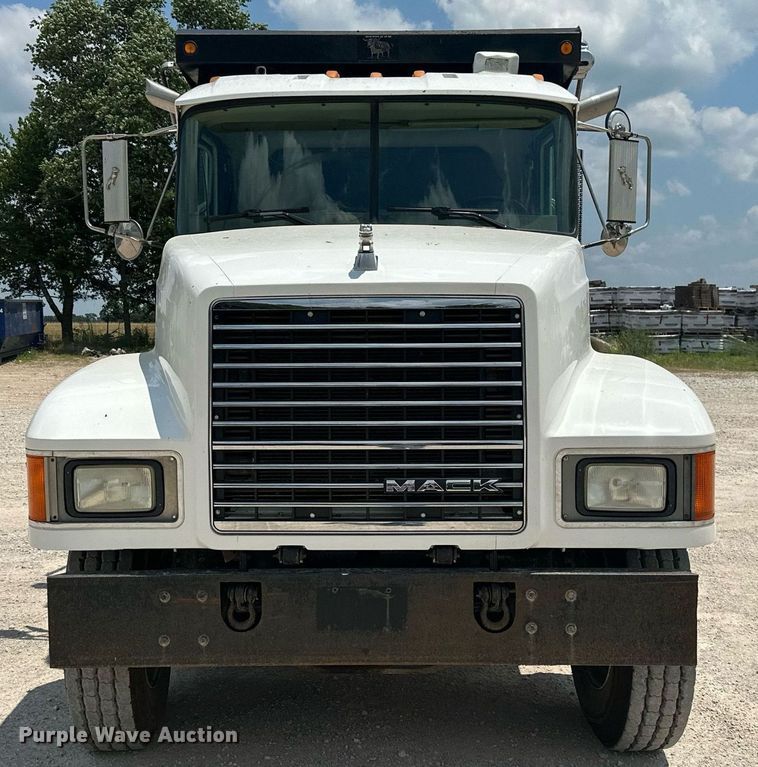 image for item MB9674 2001 Mack CH613  dump truck