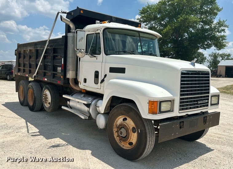 image for item MB9674 2001 Mack CH613  dump truck