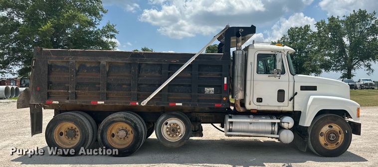 image for item MB9674 2001 Mack CH613  dump truck
