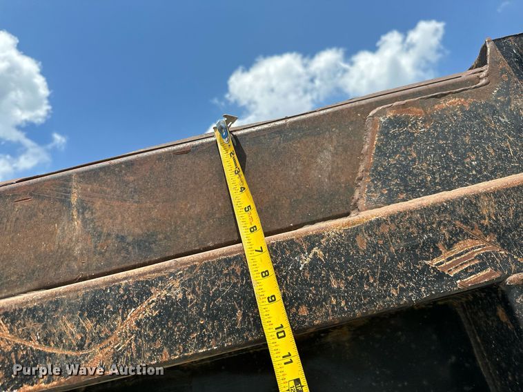 image for item MB9674 2001 Mack CH613  dump truck