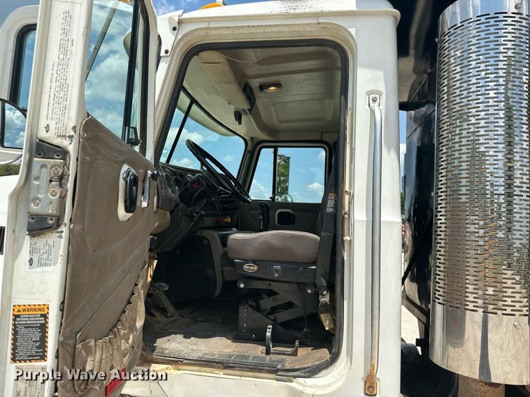 image for item MB9674 2001 Mack CH613  dump truck