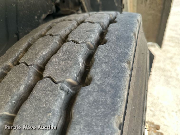 image for item MB9674 2001 Mack CH613  dump truck