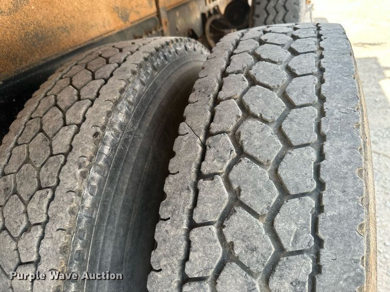 image for item MB9674 2001 Mack CH613  dump truck