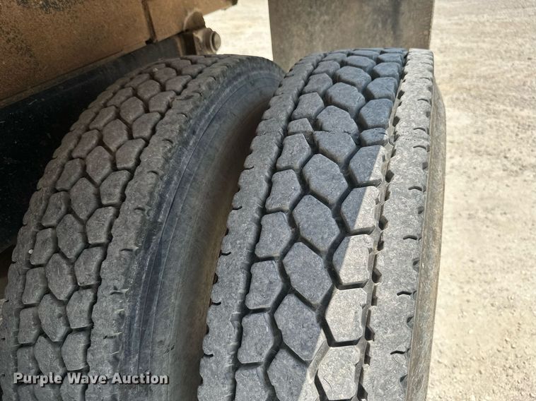 image for item MB9674 2001 Mack CH613  dump truck