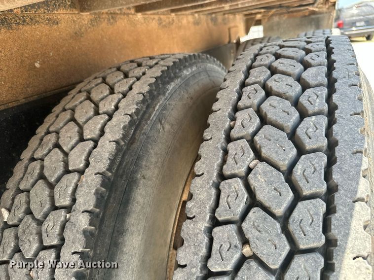 image for item MB9674 2001 Mack CH613  dump truck