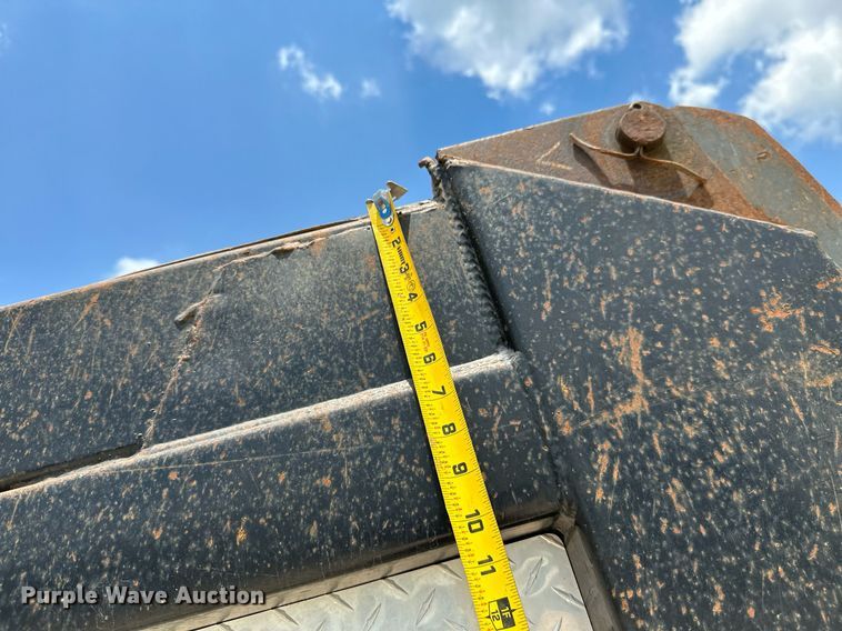 image for item MB9675 2004 Mack CV713  dump truck