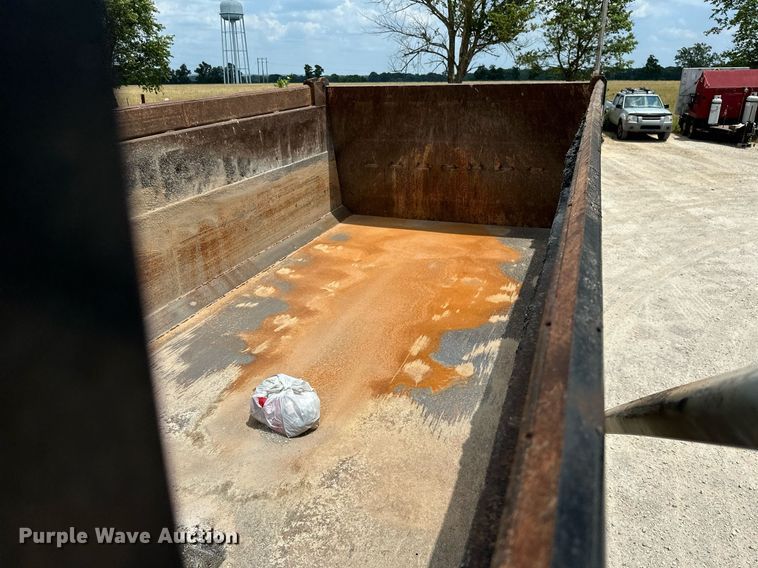 image for item MB9675 2004 Mack CV713  dump truck