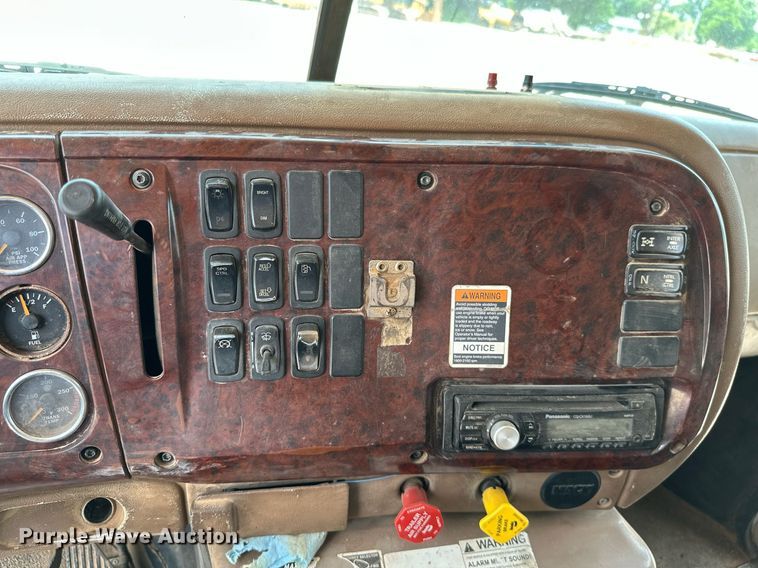 image for item MB9675 2004 Mack CV713  dump truck