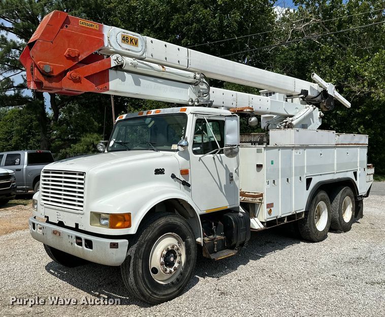 image for item MB9676 2002 International 4900  bucket truck