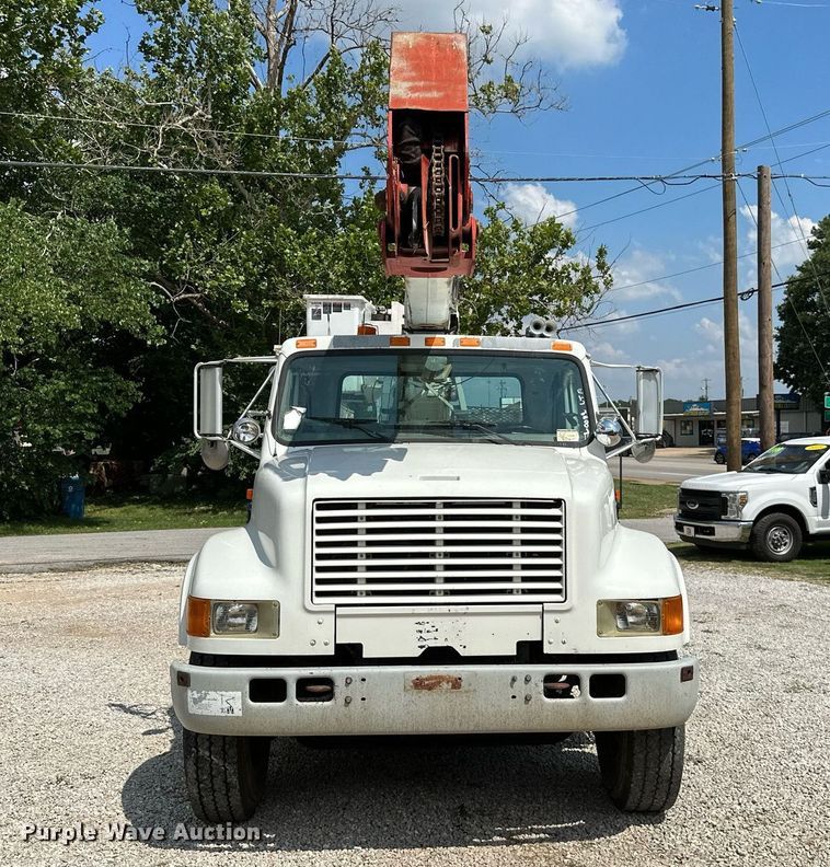 image for item MB9676 2002 International 4900  bucket truck