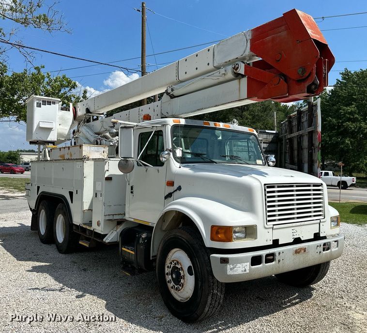 image for item MB9676 2002 International 4900  bucket truck