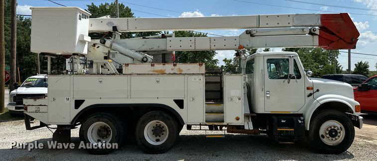 image for item MB9676 2002 International 4900  bucket truck