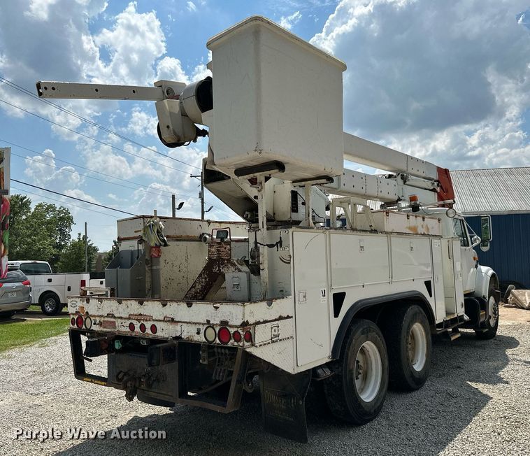 image for item MB9676 2002 International 4900  bucket truck