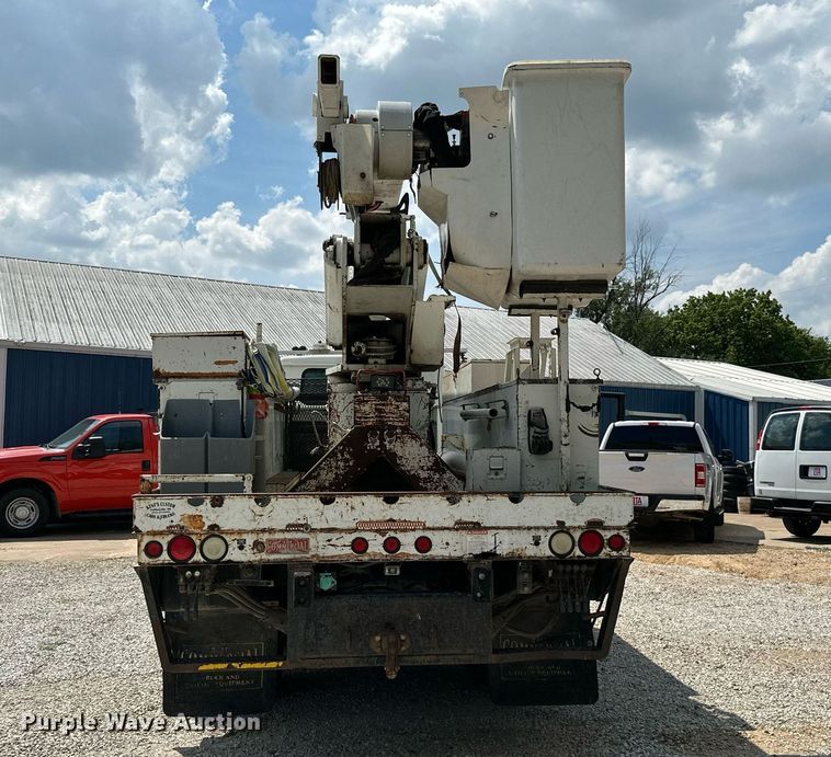 image for item MB9676 2002 International 4900  bucket truck