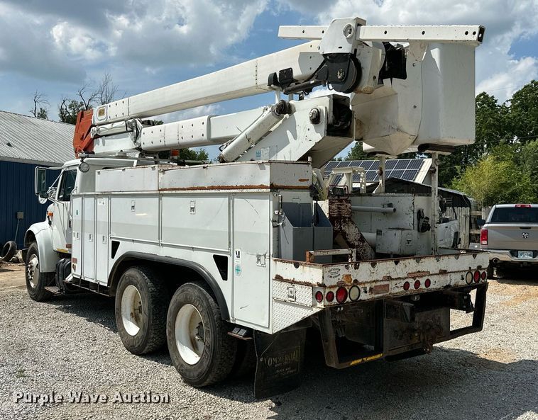 image for item MB9676 2002 International 4900  bucket truck