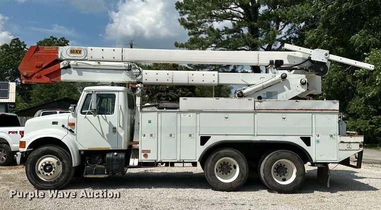 image for item MB9676 2002 International 4900  bucket truck