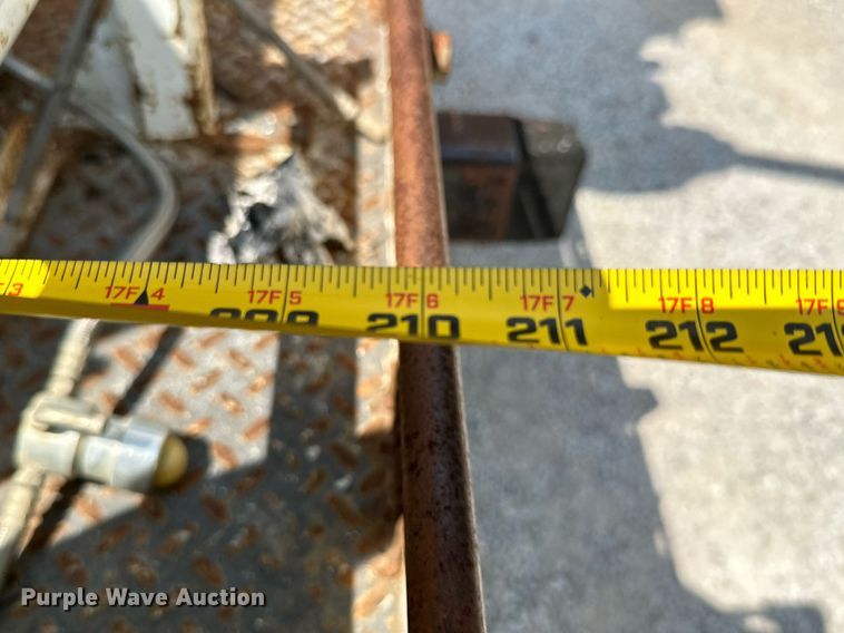 image for item MB9676 2002 International 4900  bucket truck